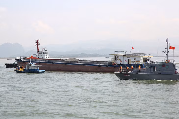 Các lực lượng thực hiện thu gom dầu tràn trên biển, đưa tàu gặp nạn vào khu vực an toàn, thông luồng hàng hải.