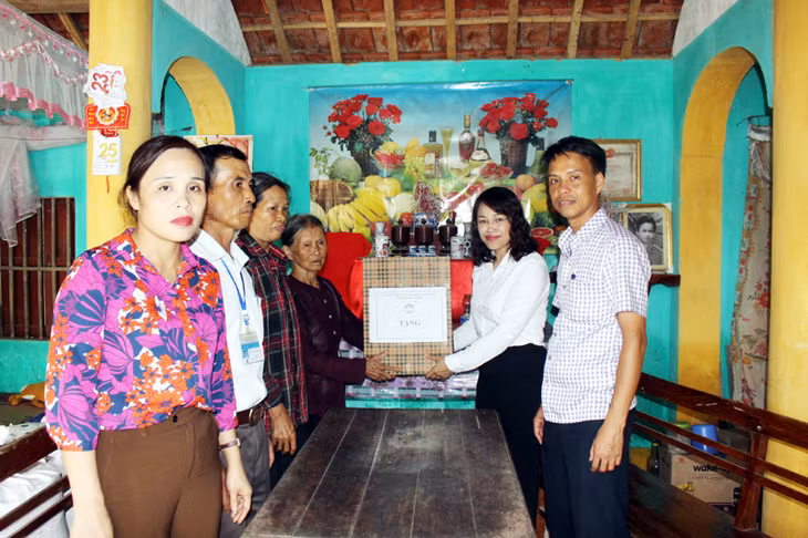 Đồng chí Lê Thị Kim Cúc - Phó CT UB MTTQ tỉnh đã trao tặng quà cho Mẹ Việt Nam anh hùng Nguyễn Thị Lưu.