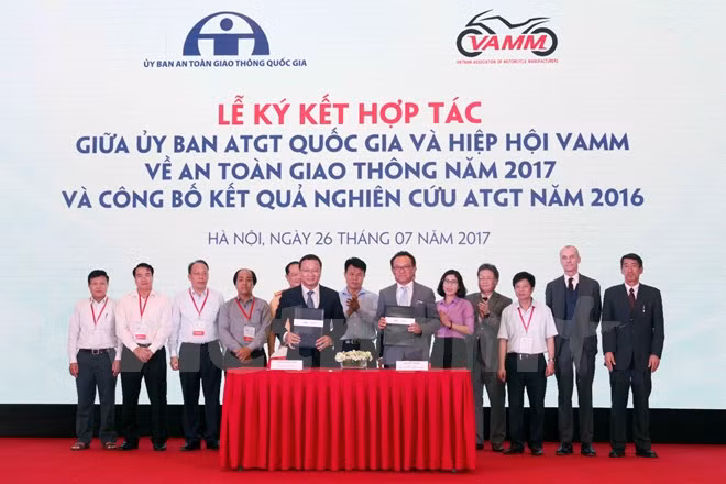Lễ ký kết hợp tác lần thứ 3 giữa Ủy ban An toàn giao thông Quốc gia và Hiệp hội các nhà sản xuất xe máy Việt Nam (VAMM). (Ảnh: Doãn Đức/Vietnam+)