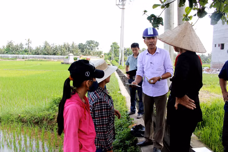 Các hộ nghèo được hướng dẫn kỹ thuật chăm sóc cho bò, dê phát triển.