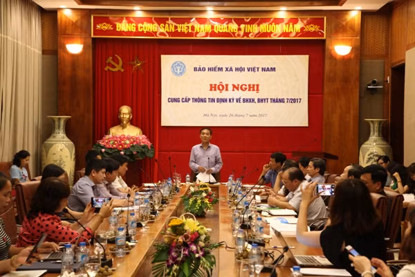 Phó Tổng Giám đốc BHXH Việt Nam Phạm Lương Sơn chủ trì Hội nghị cung cấp thông tin định kỳ BHXH, BHYT tháng 7/2017. Ảnh: Đỗ Thoa