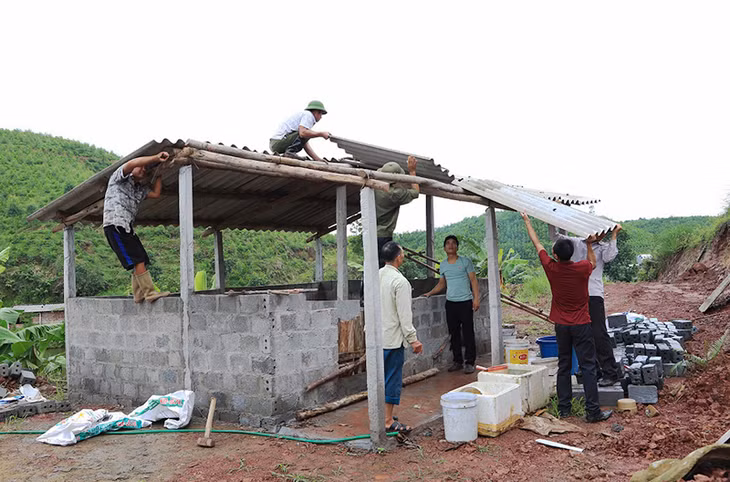 Được tuyên truyền, vận động, người dân huyện Tiên Yên tự nguyện tháo dỡ công trình vi phạm quy hoạch cao tốc Vân Đồn - Móng Cái (đoạn qua huyện Tiên Yên). Ảnh: Xuân Thao (CTV)