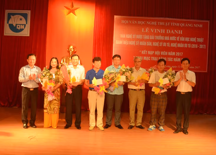 Đồng chí Cao Tường Huy, Uỷ viên BTV, Trưởng Ban Tuyên giáo Tỉnh uỷ, tặng hoa chúc mừng các văn nghệ sĩ.