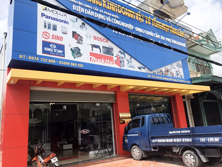 Số nhà 311+313 đã lấn chiếm toàn bộ mặt cống thoát nước thải khu dân cư 6A, phường Cẩm Trung, TP Cẩm Phả sử dụng để kinh doanh.
