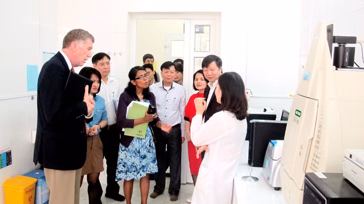 Đoàn công tác Cục Y tế dự phòng, Viện Vệ sinh dịch tễ Trung ương, Tổ chức CDC (Trung tâm Kiểm soát và Phòng ngừa dịch bệnh Hoa Kỳ) thăm Trung tâm Y tế dự phòng tỉnh.