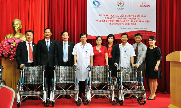Đại diện Công ty BHNT Prudential Việt Nam và Hội Chữ thập đỏ tỉnh trao xe lăn cho Bệnh viện Bãi Cháy.