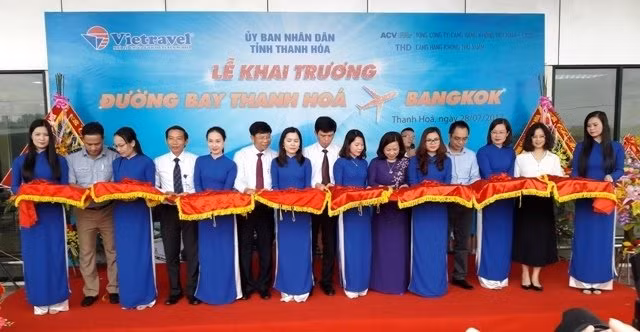 Các đại biểu cắt băng khai trương đường bay quốc tế đầu tiên ở Cảng hàng không Thọ Xuân (Thanh Hóa).