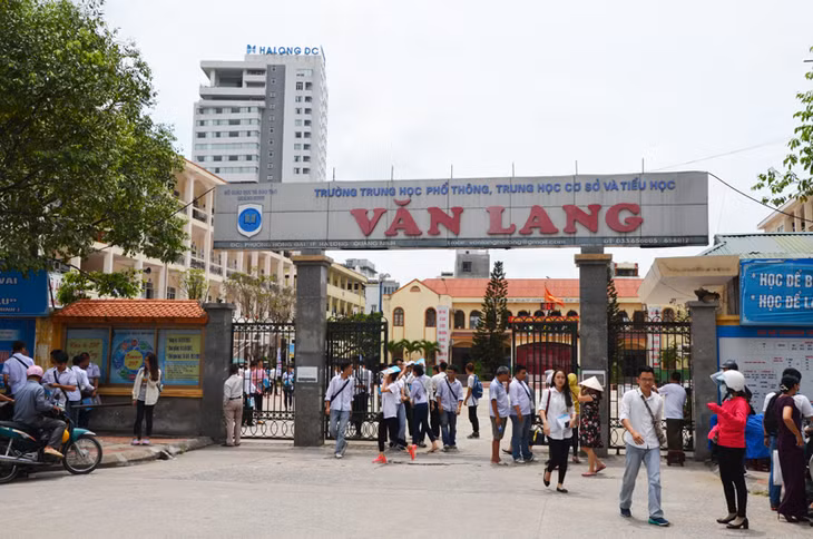 Thí sinh thi THPT Quốc gia tại TP Hạ Longi