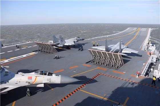 Máy bay chiến đấu trên tàu sân bay Liêu Ninh. (Nguồn: China Daily)