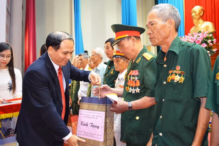 Đồng chí Trần Văn Lâm, Bí thư Thành ủy Uông Bí thành phố Uông Bí tặng quà cho 70 đối tượng chính sách, người có công tiêu biểu trên địa bàn