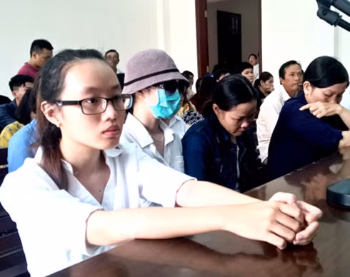 Bị hại Hương đeo khẩu trang được người thân đưa đến dự tòa.