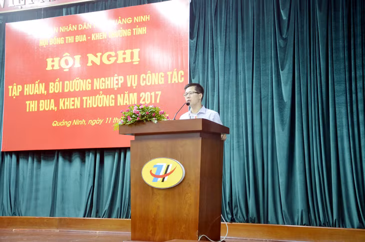 Đại diện Hội đồng Thi đua - Khen thưởng tỉnh phổ biến các nội dung chương trình tập huấn.