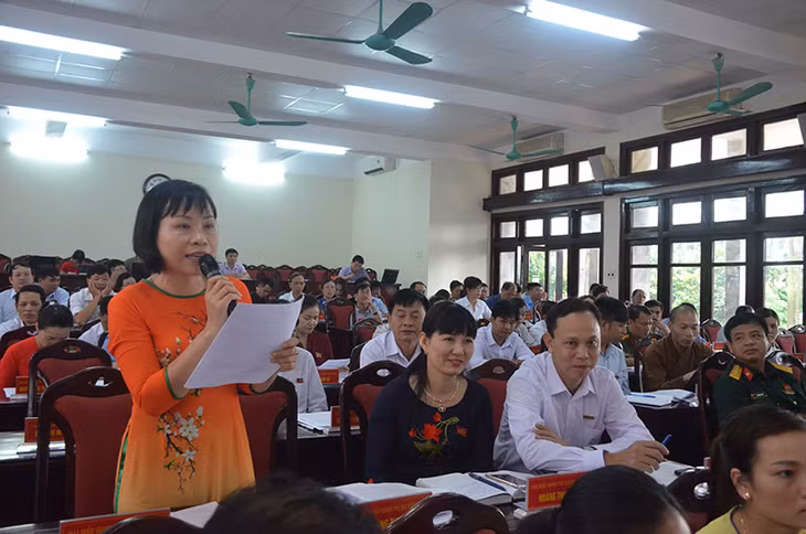 Đại biểu HĐND TX Quảng Yên chất vấn tại kỳ họp.