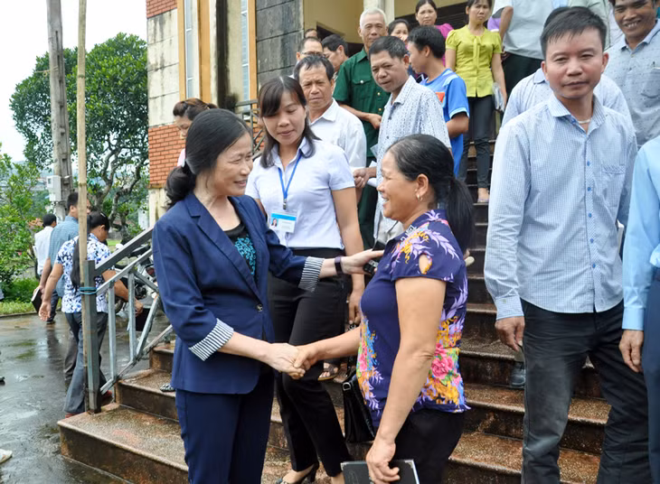Đồng chí Đỗ Thị Hoàng, Phó Bí thư Thường trực Tỉnh ủy trò chuyện với cán bộ MTTQ thôn Nà Kẻ, xã Tình Húc, huyện Bình Liêu
