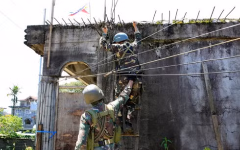 Binh sĩ Philippines làm nhiệm vụ ở Marawi. Ảnh: Reuters.