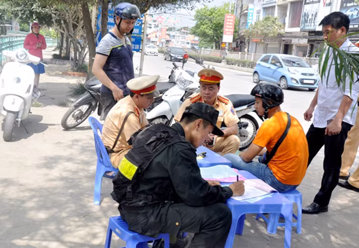 Công an TP Hạ Long ra quân đảm bảo trật tự ATGT trên địa bàn.