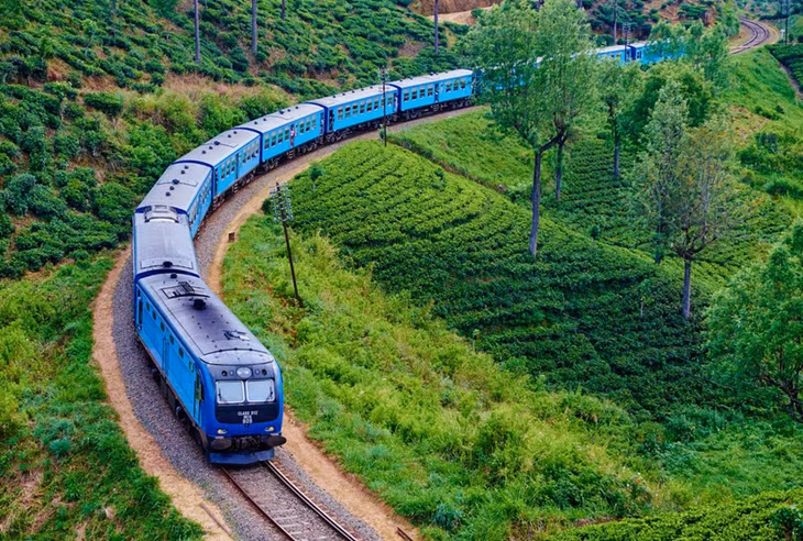 Tuyến đường sắt Sri Lanka: Tuyến đường sắt gần 150 năm tuổi hứa hẹn mang đến cho du khách nhiều điều thú vị. Khởi đầu từ Kandy, tàu hỏa tới Ella sẽ chạy qua những đồn điền trà và lên xuống nhiều ngọn đồi để tới một ga hẻo lánh ở giữa vùng Hill Country. Chuyến tàu này kéo dài gần 7 tiếng. Ảnh: Alamy.