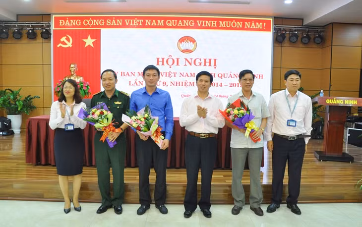 Chủ tịch Ủy ban MTTQ tặng hoa cho các Ủy ban MTTQ khóa X.