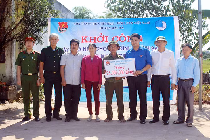 Huyện Đoàn Hải Hà trao tiền hỗ trợ xây nhà cho gia đình ông Hoàng Trọng Tài, thương binh hạng 4/4, ở thôn 1, xã Tiến Tới.