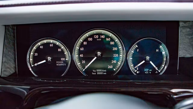 Những điểm nhấn khác bao gồm màn hình hiển thị thông tin trên kính chắn gió và 4 camera giúp cung cấp hình ảnh xung quanh xe.