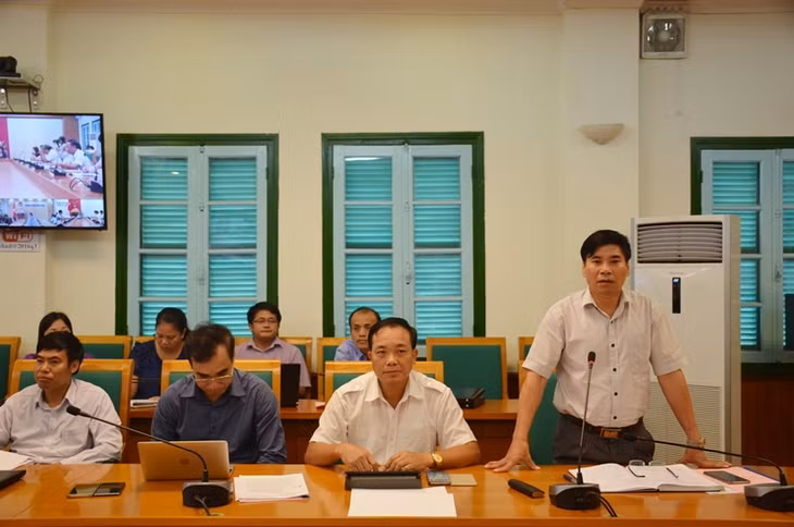 Đồng chí Trương Công Ngàn, Bí thư-Chủ tịch UBND huyện Tiên Yên, Trưởng Ban tổ chức báo cáo tình hình triển khai Tuần VHTT 
