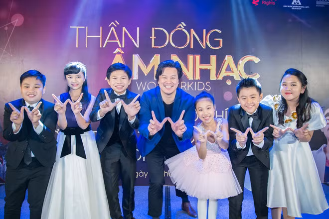 Thanh Bùi cùng 6 tài năng nhí của Wonderkids.