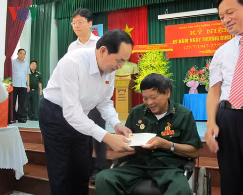 Chủ tịch nước tặng quà một thương binh tại Trung tâm điều dưỡng huyện Duy Tiên (Hà Nam)