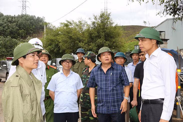 Đồng chí Vũ Văn Diện yêu cầu TP Cẩm Phả bố trí người thường trực, tránh tình trạng người dân sống tại chung cư cấp D thuộc phường Cẩm Thủy đã di dời tự ý quay trở lại.