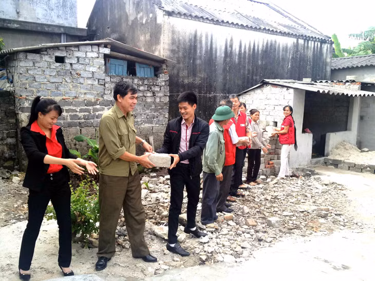 Hội CCB phối hợp với Hội Chữ thập đỏ TP Uông Bí giúp đỡ gia đình bà Bùi Thị Mạ, khu Liêm Phương, phường Phương Đông (TP Uông Bí) xây dựng nhà. Ảnh do Hội CCB TP Uông Bí cung cấp