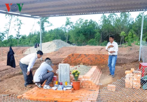Bà con trong Hội đồng Trị sự Nguyễn Phước tộc chăm sóc khu vực mộ của bà Tài nhân họ Lê vợ vua Tự Đức.