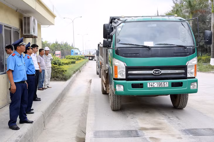 Thanh tra Sở GT-VT phối hợp cùng các lực lượng chức năng kiểm soát tải trọng phương tiện.