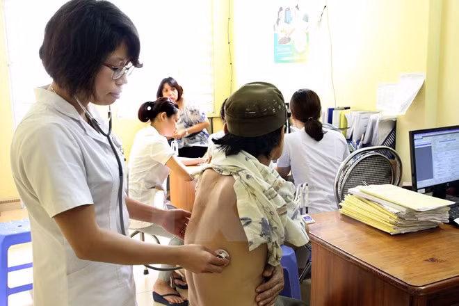 Kiểm tra sức khỏe cho bệnh nhân bị viêm gan. (Ảnh: Dương Ngọc/TTXVN)