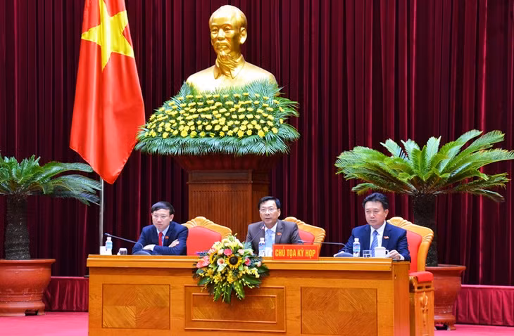 Chủ toạ điều hành phiên họp.