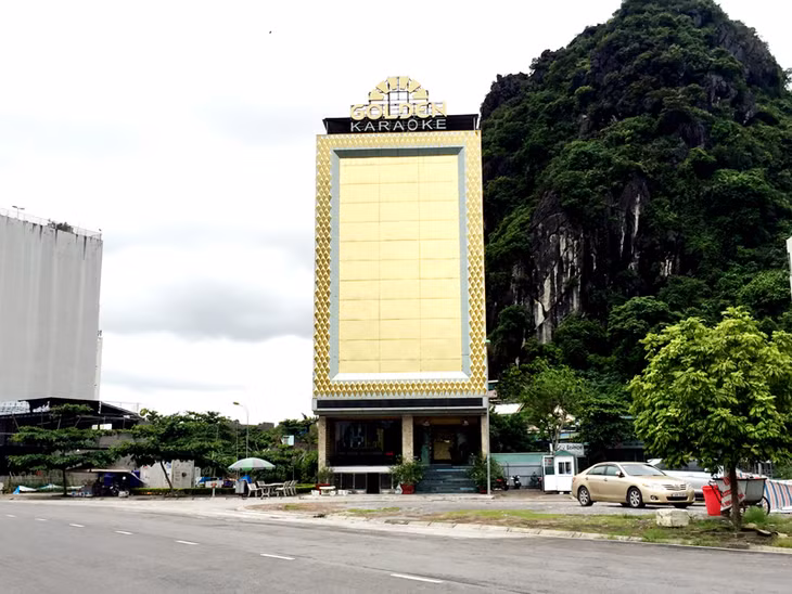 Biển quảng cáo của cơ sở kinh doanh karaoke Gorden, phường Bạch Đằng, TP Hạ Long chiếm hết mặt tiền của toà nhà, không có lối thoát hiểm khi xảy ra sự cố.