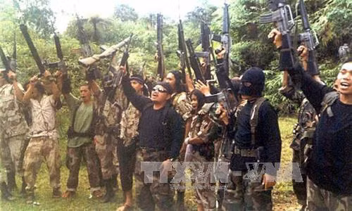 Các thành viên nhóm phiến quân Hồi giáo Abu Sayyaf. Ảnh: AP/TTXVN