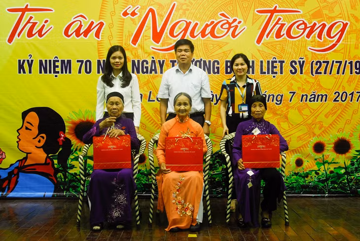 Tặng quà tri ân các mẹ Việt Nam Anh hùng trên địa bàn
