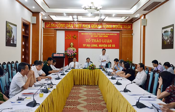 Tổ thảo luận TP Hạ Long - huyện Cô Tô tại Kỳ họp thứ 5, HĐND tỉnh khoá XIII. Ảnh: Thanh Tùng