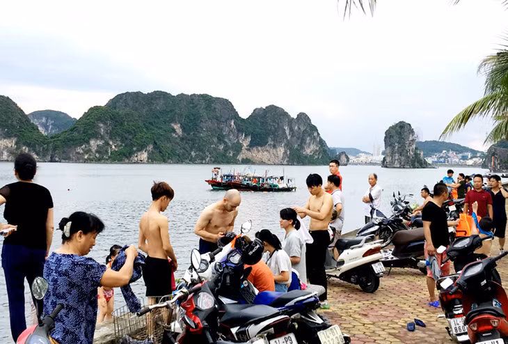 Vỉa hè biến thành bãi đỗ xe của những người đi tắm.