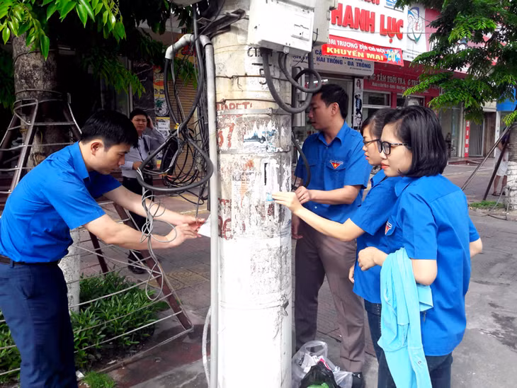 Thực hiện Tháng cao điểm triển khai bảo vệ hành lang ATGT đường bộ, đường sắt, lập lại trật tự vỉa hè, cảng bến thủy nội địa trên địa bàn tỉnh, tổ chức đoàn thanh niên trong tỉnh đã tiến hành bóc các tờ quảng cáo dán trên cột điện, bờ tường...