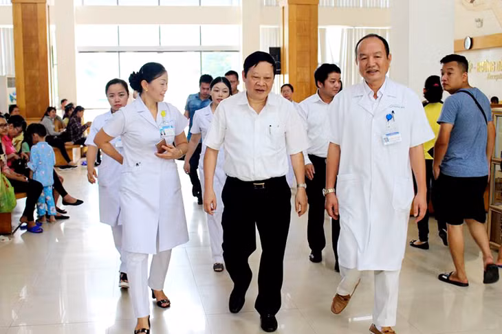 Thứ trưởng Bộ Y tế Nguyễn Viết Tiến cùng Đoàn công tác của ... ã đến thăm, làm việc tại Bệnh viện Sản- Nhi Quảng Ninh.
