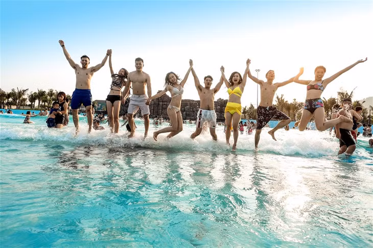 Công viên Vịnh Lốc Xoáy - Typhoon Water Park với các trò chơi dưới nước độc đáo, mới lạ với điểm nhấn là các trò chơi mạo hiểm dành cho những người đam mê thử thách. Du khách có thể thử cảm giác rơi tự do từ độ cao hơn 20m trên các đường trượt xoắn ốc siêu tốc, quăng mình xoay tròn 360 độ trong trò chơi “Cơn bão nhiệt đới” để trải nghiệm một mùa hè vui không giới hạn…