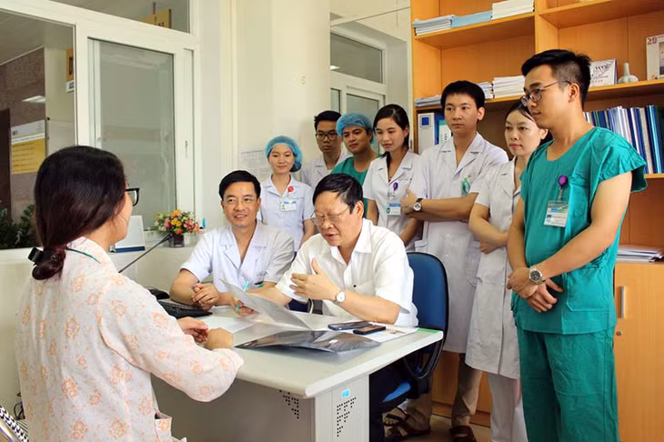 Thứ trưởng Bộ Y tế Nguyễn Viết Tiến trực tiếp khám cho bệnh nhân vô sinh hiếm muộn.