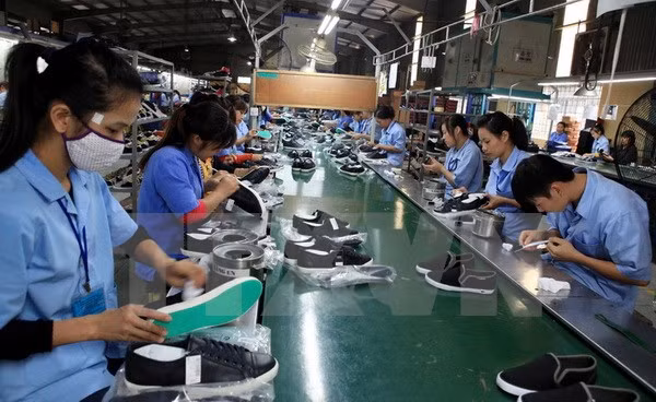 Sản xuất giày xuất khẩu. (Ảnh: Trần Việt/TTXVN)