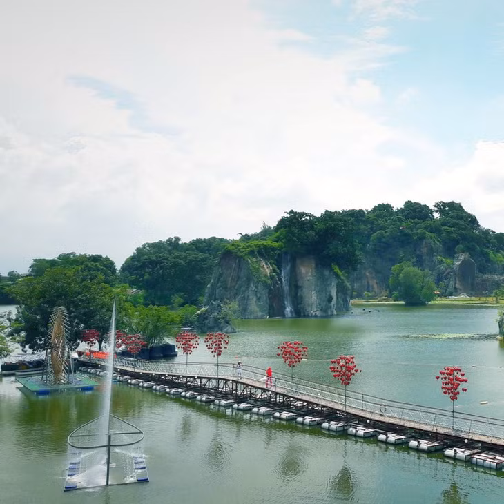 Cầu được bắc qua hồ với bè nổi. Các vòng xoay nước tạo nên một khung cảnh rất nên thơ. Bao quanh hồ là những đảo nhỏ giống vịnh Hạ Long (Quảng Ninh). Ảnh: Facebook Bửu Long Đồng Nai.