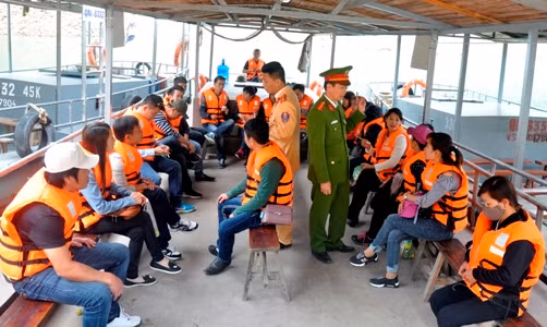 Lực lượng chức năng nhắc nhở chủ phương tiện đảm bảo an toàn cho khách 