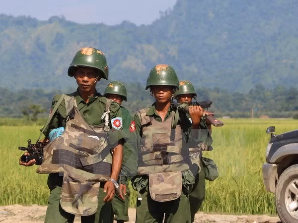 Binh sỹ Myanmar tuần tra tại thị trấn Maungdaw, bang Rakhine. (Ảnh: AFP/TTXVN)