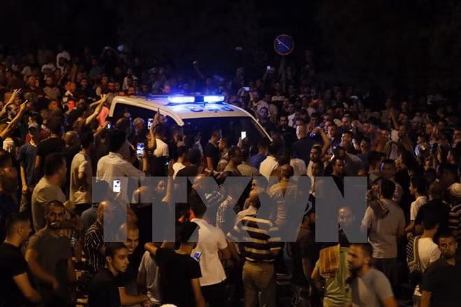  Người Palestine phong tỏa xe của cảnh sát Israel bên ngoài cổng Lion, một lối vào đền thờ Hồi giáo Al-Aqsa ngày 22/7. (Nguồn: AFP/TTXVN)