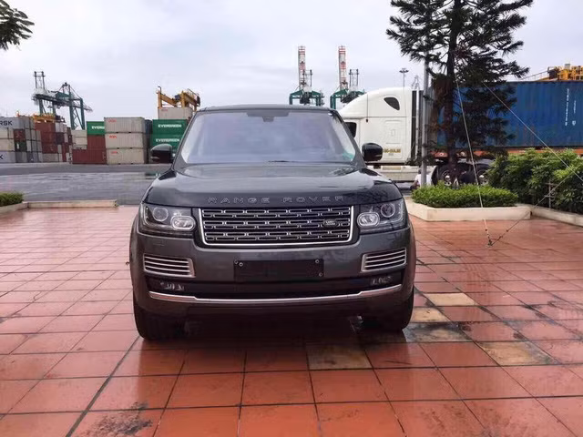 Sau hàng chục chiếc Range Rover SVAutobiography phiên bản sử dụng động cơ V8 mạnh mẽ được đưa về nước, thì mới đây, 1 chiếc sử dụng động cơ diesel SDV6 vừa mới xuất hiện mang đến nhiều sự lựa chọn cho các khách hàng Việt.