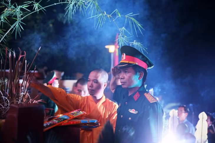Phút mặc niệm trước tượng đài Tổ quốc ghi công.