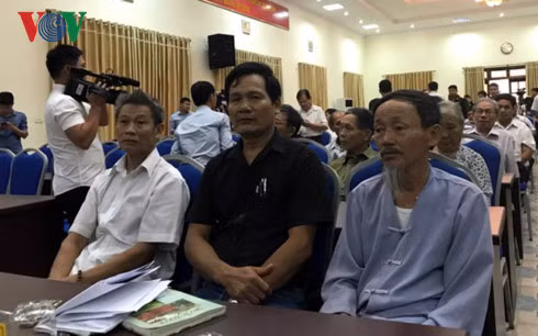 Nhiều người dân xã Đồng Tâm tham dự hội nghị thông qua dự thảo kết luận thanh tra đối với diện tích khu đất sân bay Miếu Môn thuộc địa giới hành chính xã Đồng Tâm, huyện Mỹ Đức sáng 7/7/2017